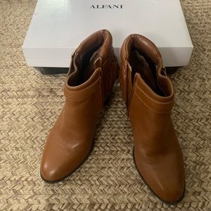 Alfani Ankle Bootie size 6 tan & gold